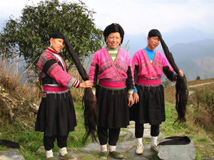 Хуанло тосгоны бүсгүйчүүд хамгийн урт үстэй