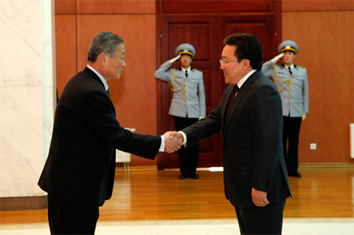 Монгол Улсын Ерөнхийлөгч Ц.Элбэгдоржид БНАСАУ-ын Элчин сайд Хон Гю Итгэмжлэх жуух бичгээ өргөн барив