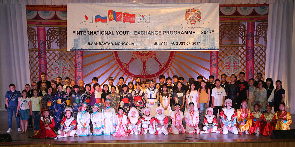 Олон улсын сурагчид Улаанбаатар хоттой танилцаж байна 