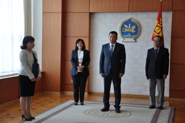 Шилдэг залуу эмчид Монгол Улсын Ерөнхийлөгчийн нэрэмжит шагнал хүртээлээ
