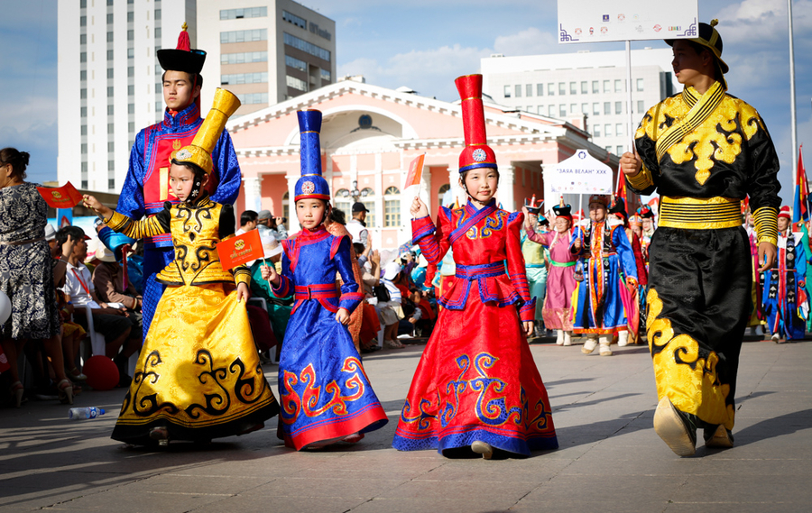 Чингисийн талбайд “Дээлтэй монгол - 2015” наадам боллоо