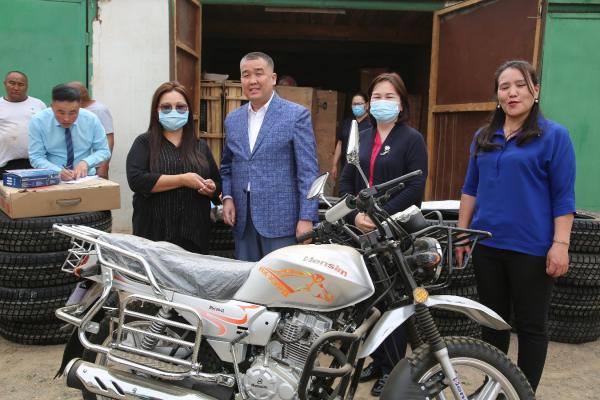 Өмнөговь аймгийн сумдын эмнэлэгт шаардлагатай тоног төхөөрөмж, мотоциклийг хүлээлгэж өгөв