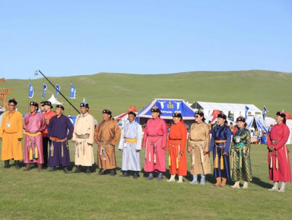 Монгол Улсын Ерөнхийлөгчийн зарлигаар үндэсний сурын харваачдад улсын цол олгов