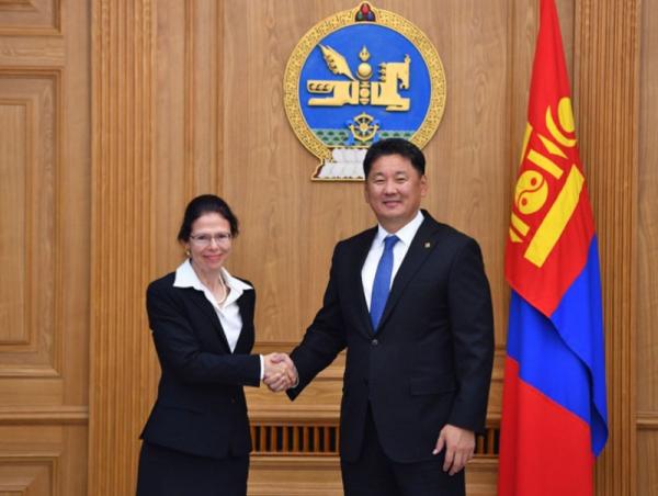 Монгол Улсын Ерөнхий сайд У.Хүрэлсүх Канад Улсын Элчин сайдыг хүлээн авч уулзав