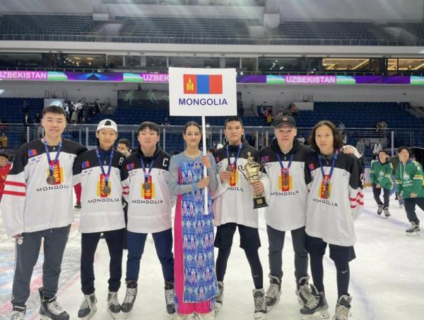 Монголын хоккейн баг хүрэл медальтай ирлээ
