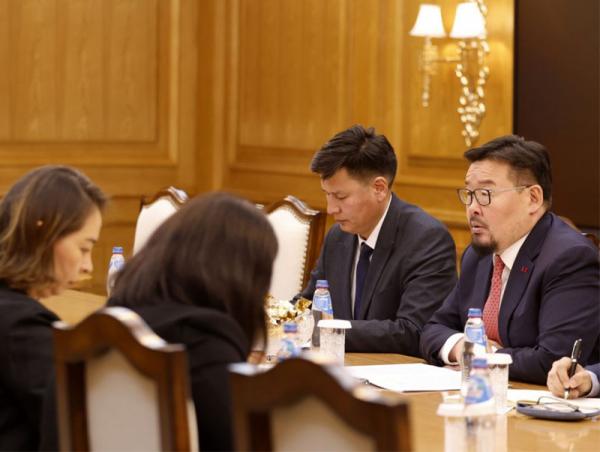 Төрийн зарим чиг үүргийг хувийн хэвшил, МҮХАҮТ-д шилжүүлснээр төрийн дарамт, хүнд суртал буурна гэдгийг Ерөнхий сайд Г.Занданшатар онцоллоо