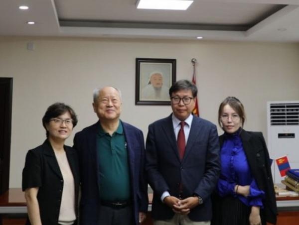 Боловсролын сайд П.Наранбаяр БНСУ дахь Монгол сургуулийн үүсгэн байгуулагч, захирлуудыг хүлээн авч уулзав