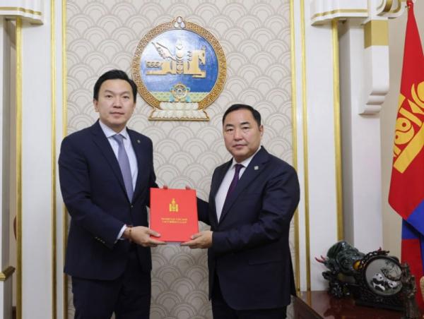 “Монгол Улсыг 2026-2030 онд хөгжүүлэх таван жилийн үндсэн чиглэл батлах тухай” УИХ-ын тогтоолын төслийг өргөн мэдүүлэв