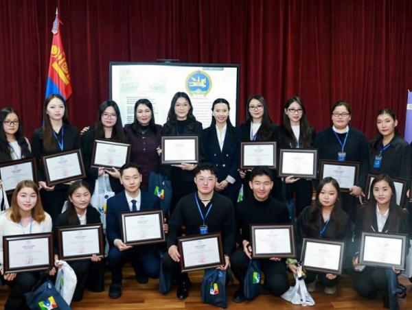 Хүний хөгжлийн хороо хүүхдийн эсрэг гэмт хэргийг бууруулах чиглэлээр шалгарсан шилдэг төслийн 20 оюутанд тэтгэлэг гардууллаа