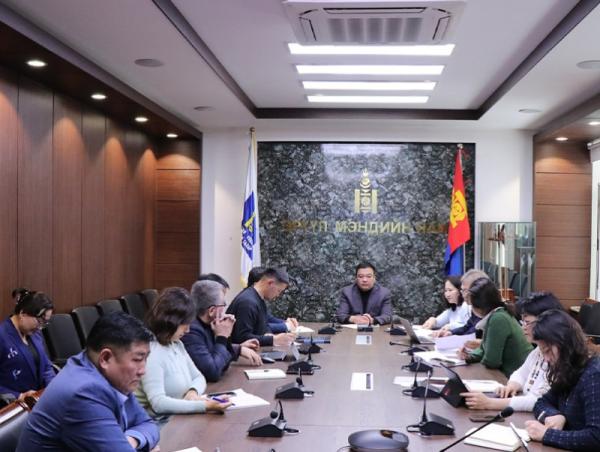 ЭМЯ: Ханиад томуу ихэссэн тул сурагчдын амралтанд зохицуулалт хийх эсэхийг хэлэлцлээ