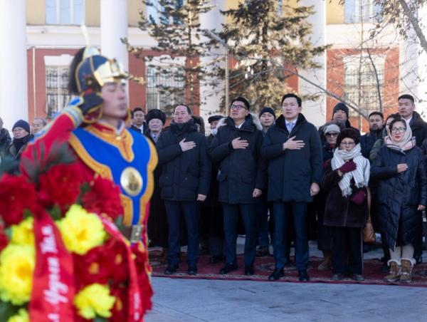 Маршал Х.Чойбалсангийн хөшөөнд цэцэг өргөж, хүндэтгэл үзүүллээ