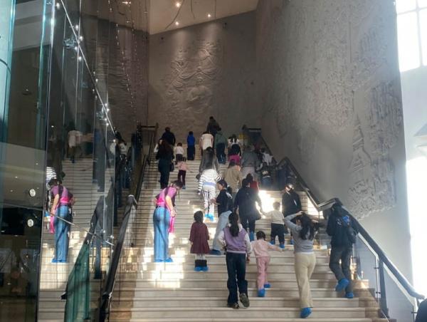 Чингис хаан Үндэсний музей нь байнгын үзүүллэгийн танхимууд өдөрт 450-500 үзэгчдэд үйлчлэх хүчин чадалтай