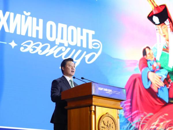 Ерөнхийлөгч У.Хүрэлсүх ээжүүд, охид, бүсгүйчүүдэд талархал илэрхийлж, сайн сайхан бүхнийг хүсэн ерөөв