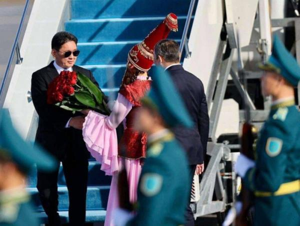 Ерөнхийлөгч У.Хүрэлсүх Казахстаны нийслэл Астана хотод хүрэлцэн очлоо