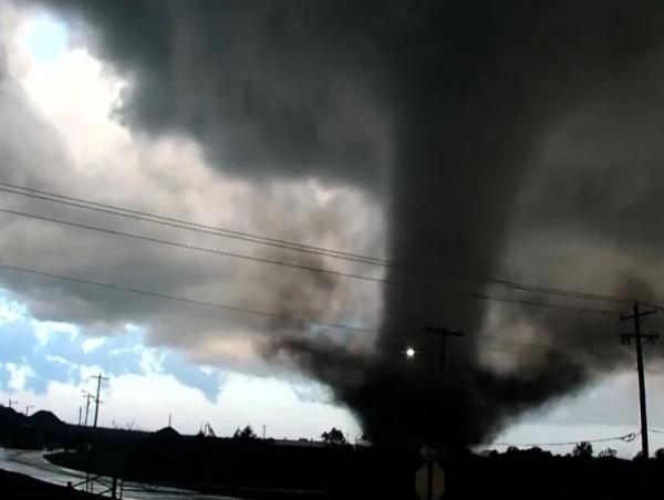 Оклахомад хүчтэй хар салхи дайрч, орон сууцнууд сүйдэв