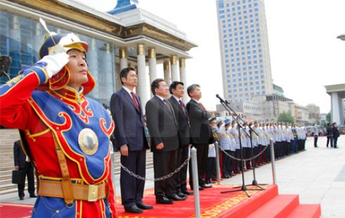 Монгол Улсын Ерөнхийлөгч төрийн далбааны өдөрт зориулсан ёслолд оролцов