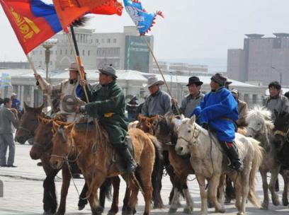 Арван мянган морьтон жагсаал болно 