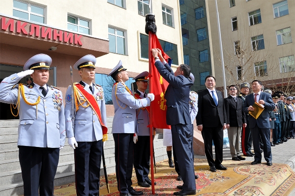 Цэргийн төв эмнэлгийг Цэргийн гавьяаны улаан тугийн одонгоор шагналаа