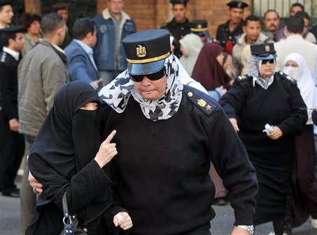 Египетийн цагдаа нар эмэгтэй жагсагчдын эсрэг хүч хэрэглэжээ