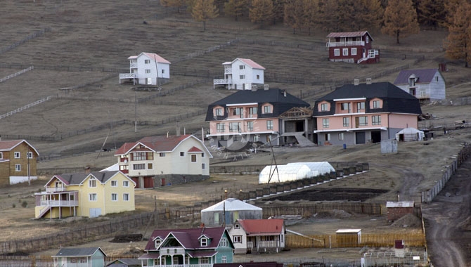 Зуслангийн зам дагуух хог хаягдлыг цэвэрлэнэ