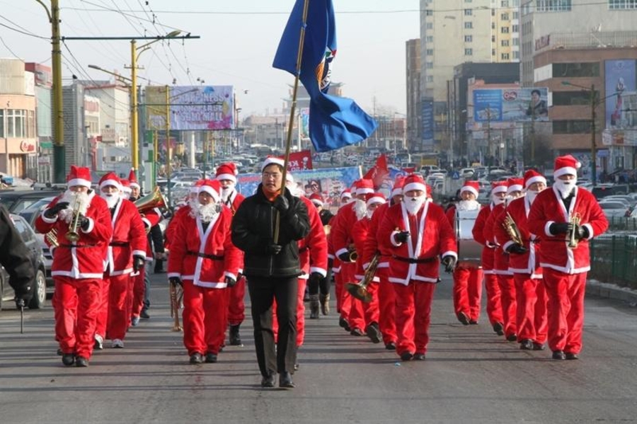 100 өвлийн өвгөнтэй баярын парад боллоо