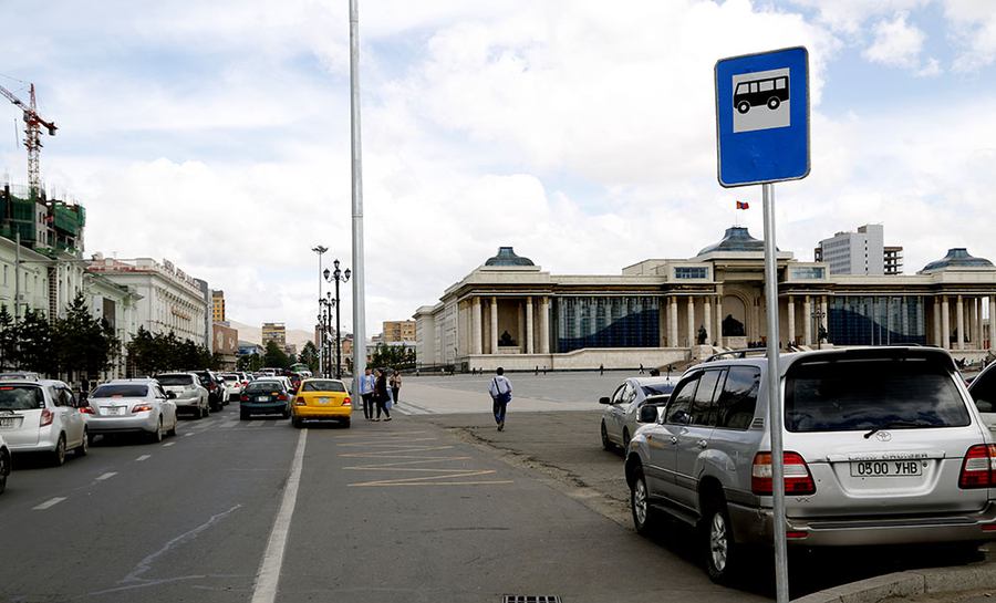 Чингисийн талбайн баруун талд автобусны түр зогсоолтой боллоо