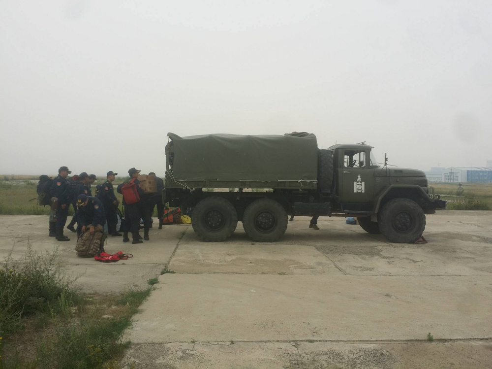 Алба хаагчдыг нисдэг тэргээр түймрийн голомтод хүргэхээр нислээ 