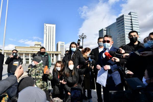 Женко Х.Баттулга Сүхбаатарын талбай дээр өлсгөлөн зарласан хэдийг эргэж, “ажлаа шалгав”