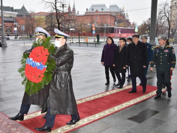 Москва хот дахь жанжин Д.Сүхбаатарын хүндэтгэлийн самбарт цэцэг өргөв