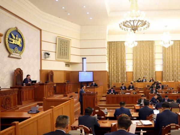 Монгол Улсын 2024 оны төсвийн тухай хуулийн төсөлтэй хамт өргөн мэдүүлсэн хууль, тогтоолын төслүүдийн анхны хэлэлцүүлэг эхэллээ
