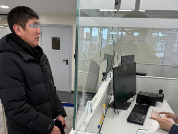 Интерполоор эрэн сурвалжлагдаж байсан ОХУ-ын иргэнийг харьяалах улсынх нь хууль хяналтын байгууллагад шилжүүлэв