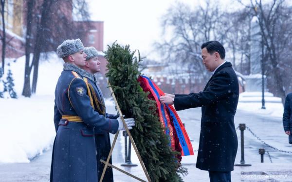 УИХ-ын дарга Н.Учрал &ldquo;Нэр үл мэдэгдэх цэргийн хөшөө&rdquo;-нд цэцэг өргөв