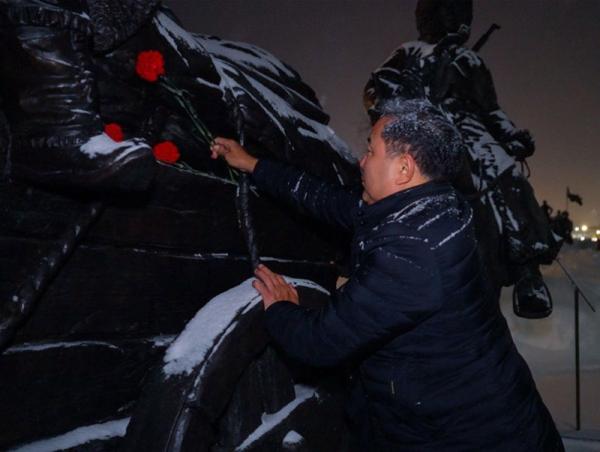 УИХ-ын дэд дарга Б.Пүрэвдорж &ldquo;Эх оронч&rdquo; цэцэрлэгт хүрээлэн дэх монгол эрсийн хөшөөнд хүндэтгэл үзүүллээ