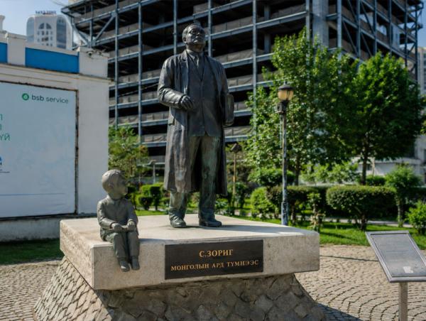 С.Зориг, Д.Нацагдорж, Б.Явуухулангийн хөшөөний дэргэд зөвшөөрөлгүй байрлуулсан хөшөөг шилжүүлнэ