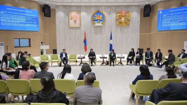 Сургууль хүртэлх замыг хүүхдэд ээлтэй болгох асуудлаар хэлэлцүүлэг өрнүүллээ